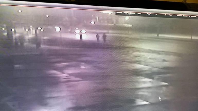 Yola düşen telefonunu almak isterken otomobilin çarptı