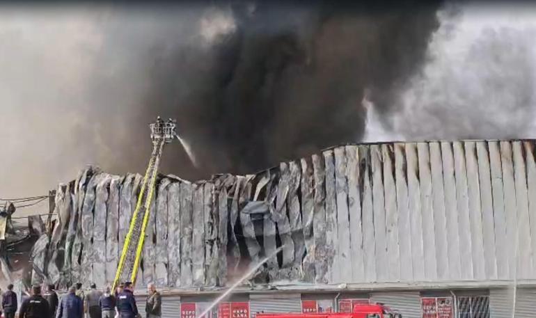 Ankarada mobilya deposunda yangın