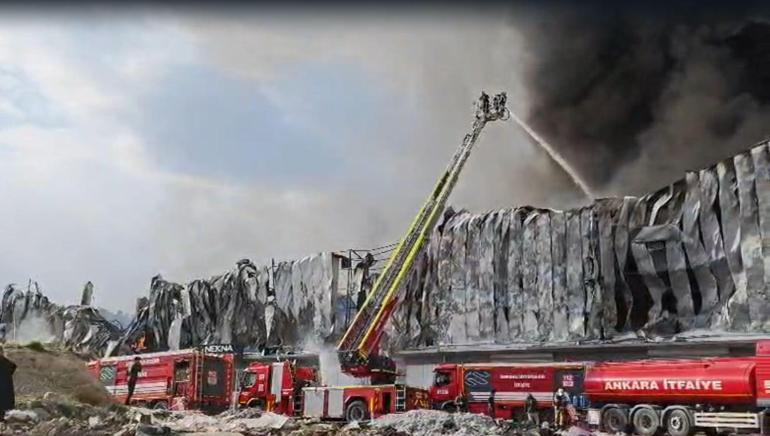 Ankarada mobilya deposunda yangın