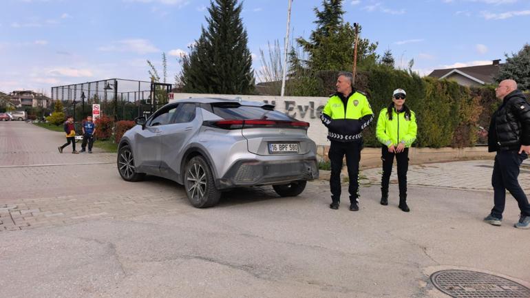 Otomobile arkadan çarpan motosikletteki 2 kişinin yaralandığı kaza kamerada