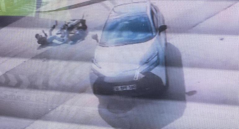 Otomobile arkadan çarpan motosikletteki 2 kişinin yaralandığı kaza kamerada