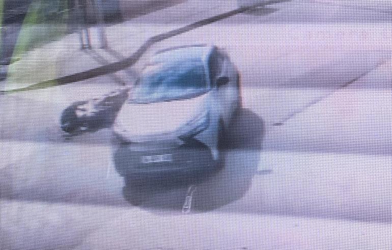 Otomobile arkadan çarpan motosikletteki 2 kişinin yaralandığı kaza kamerada