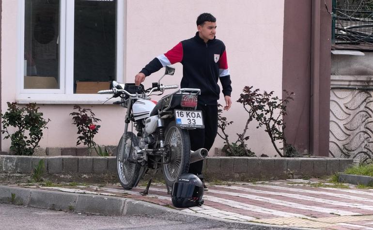 Otomobile arkadan çarpan motosikletteki 2 kişinin yaralandığı kaza kamerada