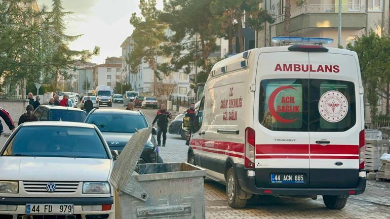 Malatyada bıçaklı kavgada baba ve oğulu yaralandı