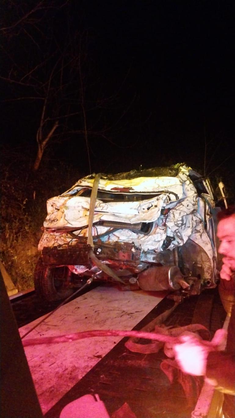 Otomobil uçuruma yuvarlandı; baba ve kızı hayatını kaybetti