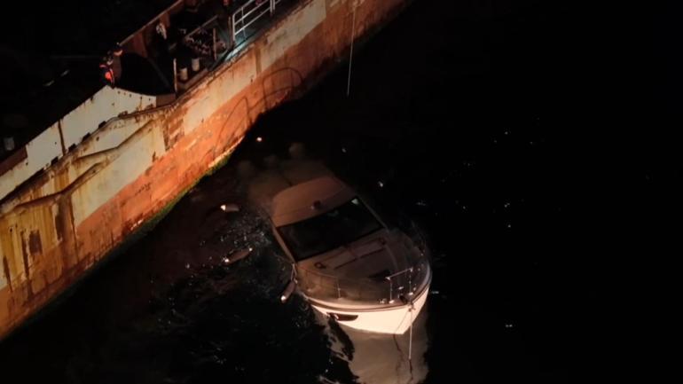 Üsküdar Haydarpaşa Limanında tekne, gemiye çarptı
