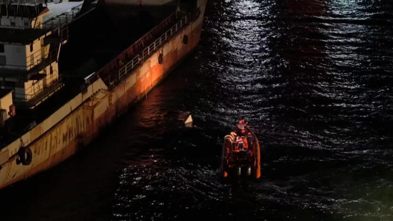 Üsküdar Haydarpaşa Limanında tekne, gemiye çarptı