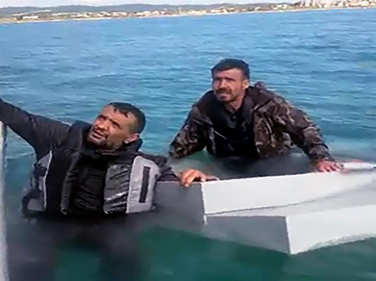 Su alan teknedeki 3 kişiyi, balıkçılar kurtardı