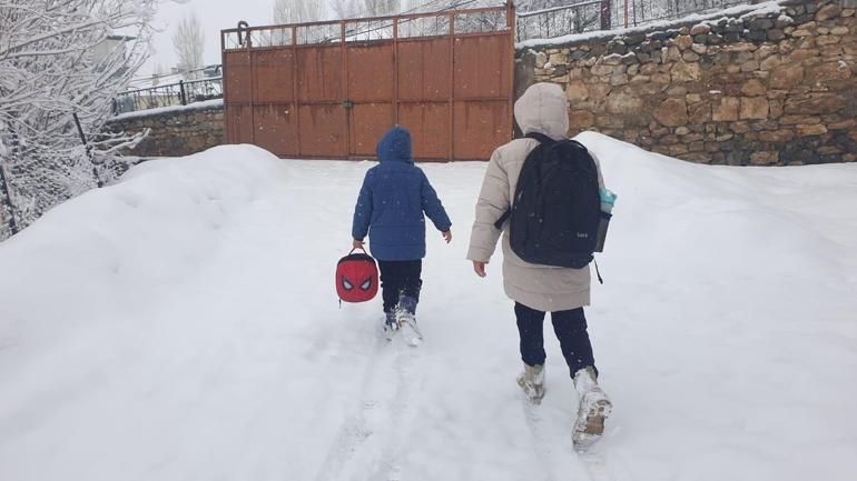 Vanda kar yağışı; 93 yerleşim yeri ulaşıma kapandı