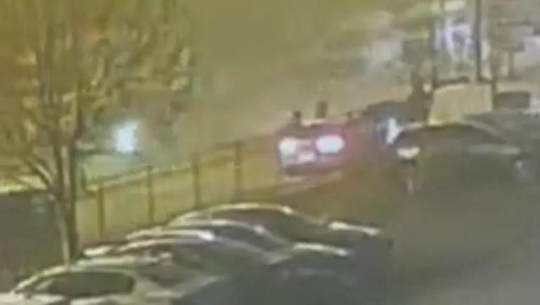 Ümraniyede silahla tehdit ettiği kişilerin otomobilini gasbetti