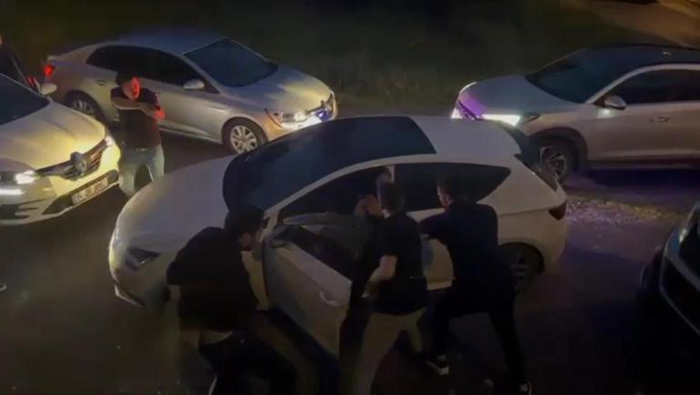 Ümraniyede silahla tehdit ettiği kişilerin otomobilini gasbetti