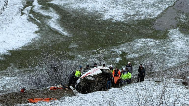 Hasta taşıyan ambulans, uçuruma yuvarlandı: 1 ölü, 4 yaralı
