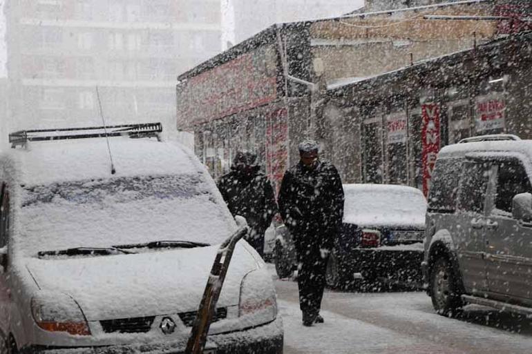 Vanda kar yağışı; 93 yerleşim yeri ulaşıma kapandı