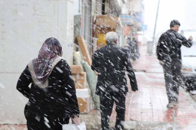Vanda kar yağışı; 93 yerleşim yeri ulaşıma kapandı