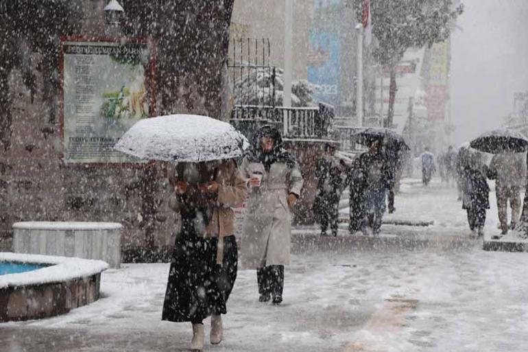 Vanda kar yağışı; 93 yerleşim yeri ulaşıma kapandı