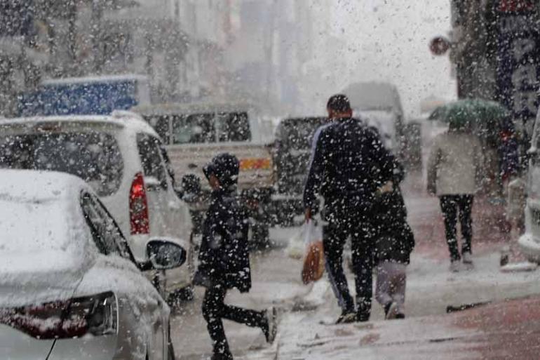 Vanda kar yağışı; 93 yerleşim yeri ulaşıma kapandı