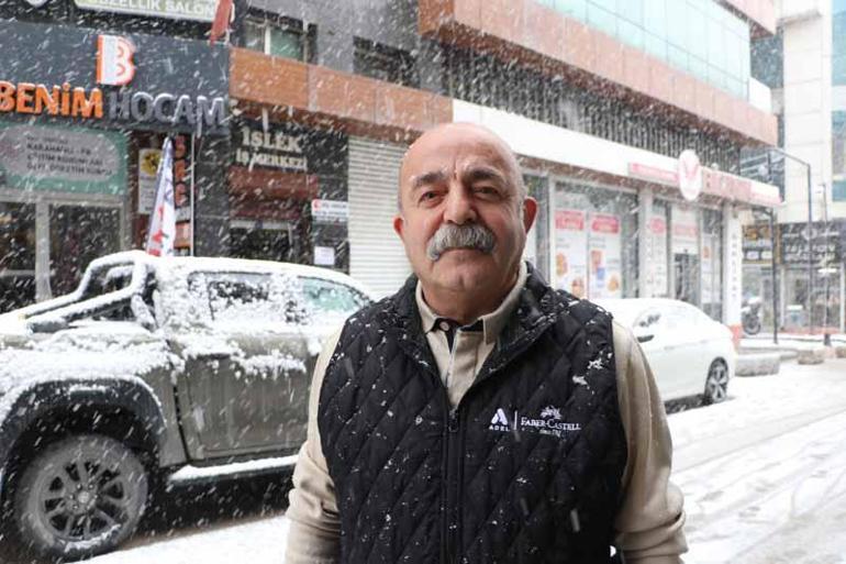 Vanda kar yağışı; 93 yerleşim yeri ulaşıma kapandı
