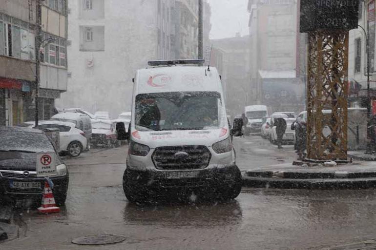 Vanda kar yağışı; 93 yerleşim yeri ulaşıma kapandı