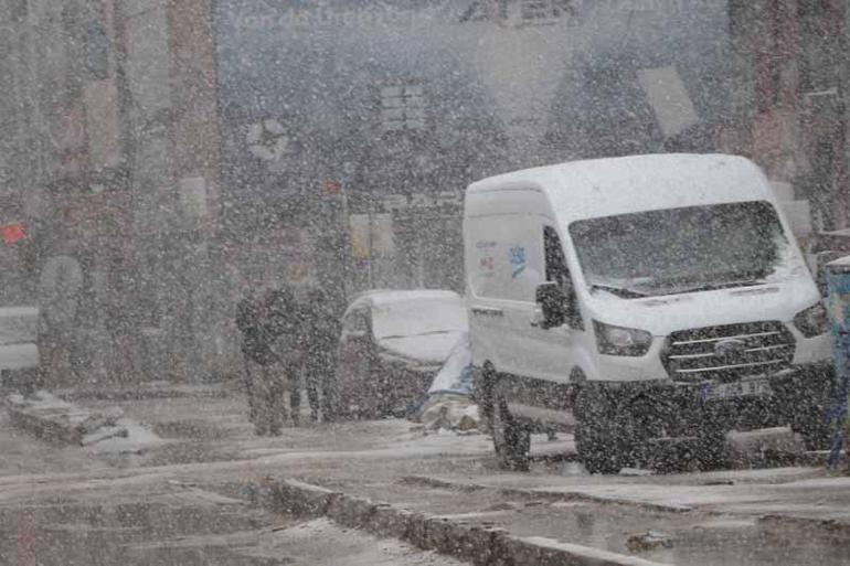 Vanda kar yağışı; 93 yerleşim yeri ulaşıma kapandı