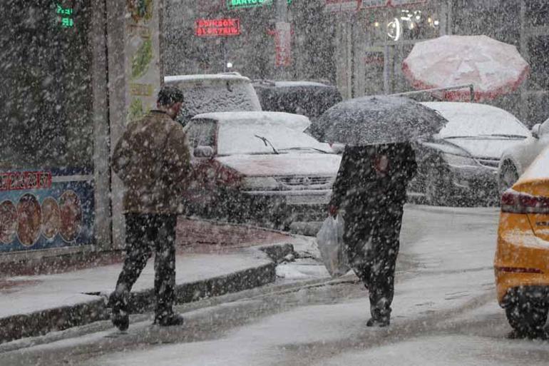 Vanda kar yağışı; 93 yerleşim yeri ulaşıma kapandı