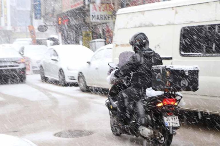 Vanda kar yağışı; 93 yerleşim yeri ulaşıma kapandı