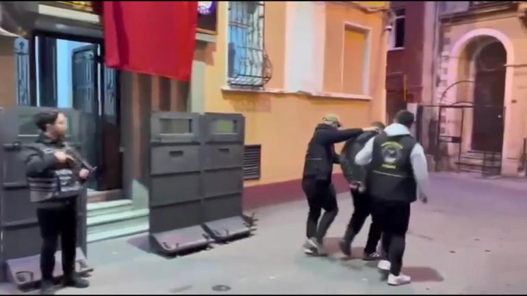 Taksim’de yardım etme bahanesiyle alkollü kişinin çantasını çaldılar