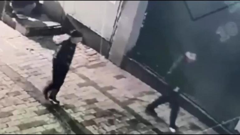 Taksim’de yardım etme bahanesiyle alkollü kişinin çantasını çaldılar