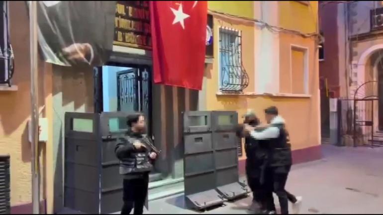Taksim’de yardım etme bahanesiyle alkollü kişinin çantasını çaldılar