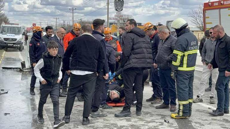 Sivasspor tesisleri önünde otomobil, taksiye çarptı: 4ü futbolcu 6 yaralı