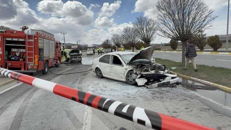 Sivasspor tesisleri önünde otomobil, taksiye çarptı: 4ü futbolcu 6 yaralı