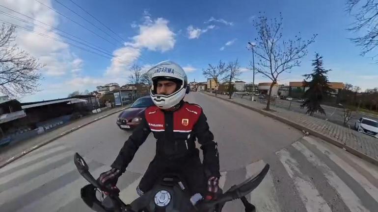 Fenalaşan sürücüyü, jandarma hastaneye yetiştirdi; o anlar kamerada