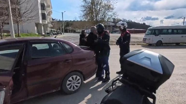 Fenalaşan sürücüyü, jandarma hastaneye yetiştirdi; o anlar kamerada