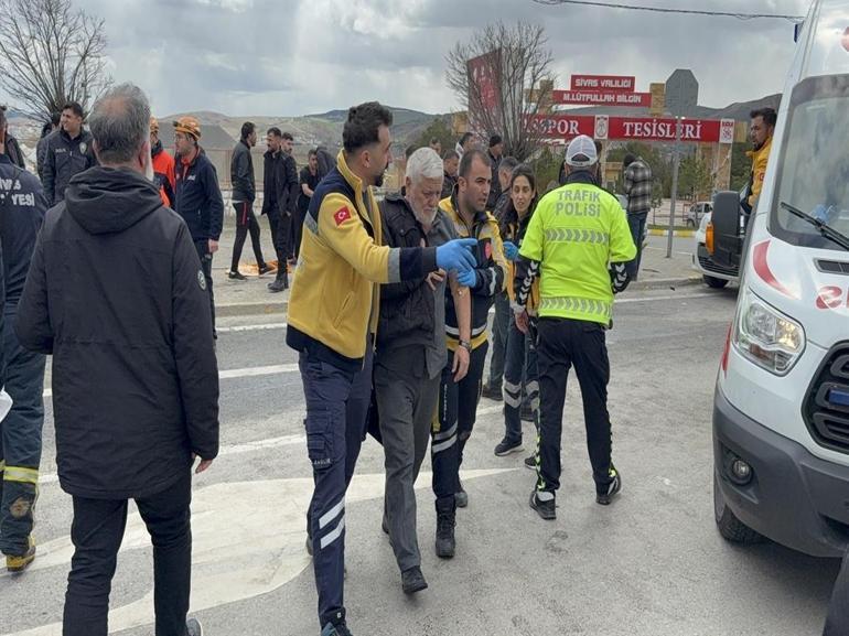 Sivasta kazada yaralanan 4 futbolcu ile 1 sürücünün tedavisi sürüyor