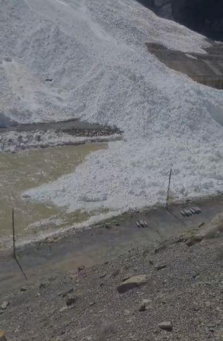 Hakkaride dağdan düşen çığ, Zap Suyunun önünü kesti