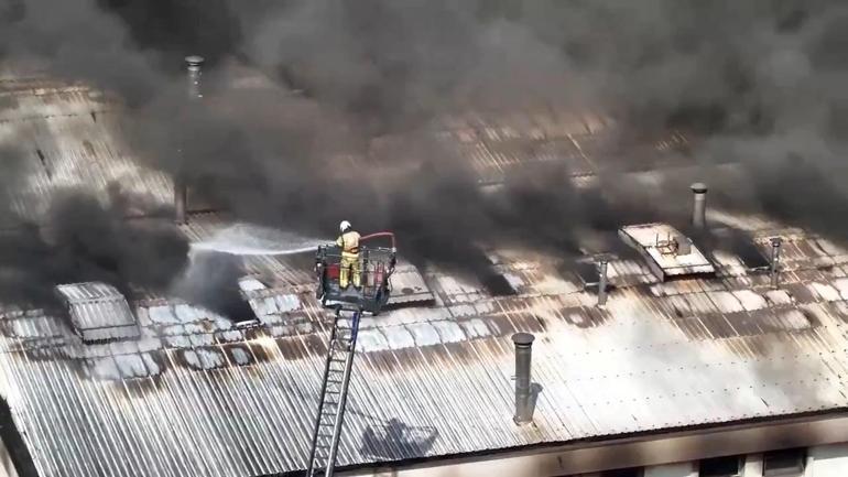 Ümraniyede plastik eldiven imalathanesinde çıkan yangın söndürüldü