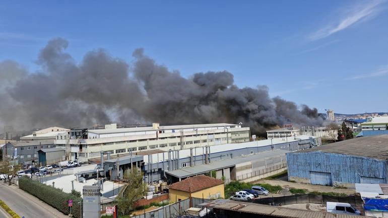 Ümraniyede plastik eldiven imalathanesinde çıkan yangın söndürüldü