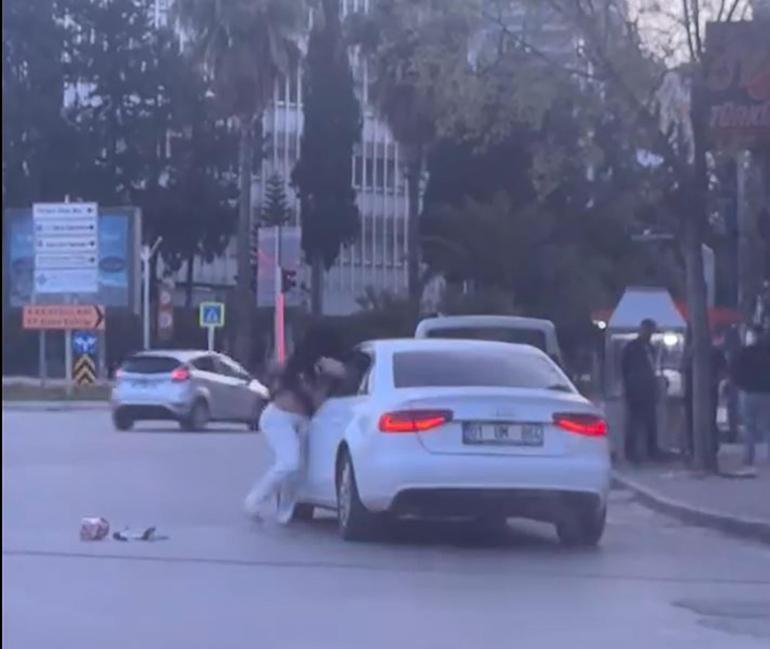 Tartıştıkları kadını otomobilden indirip bıraktılar; o anlar kamerada