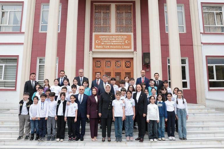 Bakan Göktaş, Bakü Türk Anadolu Lisesi’ni ziyaret etti