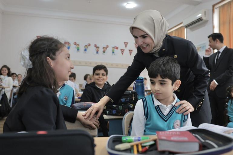 Bakan Göktaş, Bakü Türk Anadolu Lisesi’ni ziyaret etti