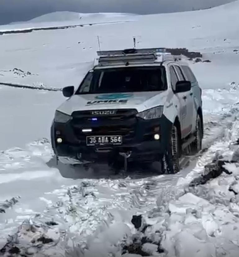 Kardan yolu kapanan köyde rahatsızlanan kadın için ekipler seferber oldu