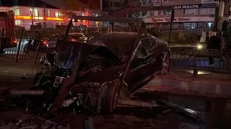 Şişli’de lüks otomobil demir korkuluklara çarptı: 3 yaralı