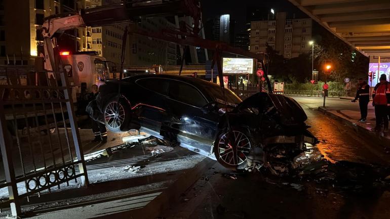 Şişli’de lüks otomobil demir korkuluklara çarptı: 3 yaralı