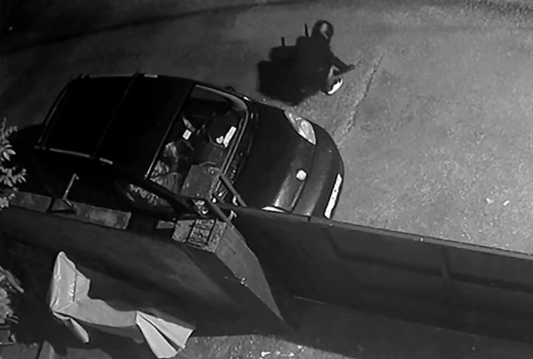 Kasklı şüphelinin pompalı tüfekle eve ateş açtığı anlar kamerada