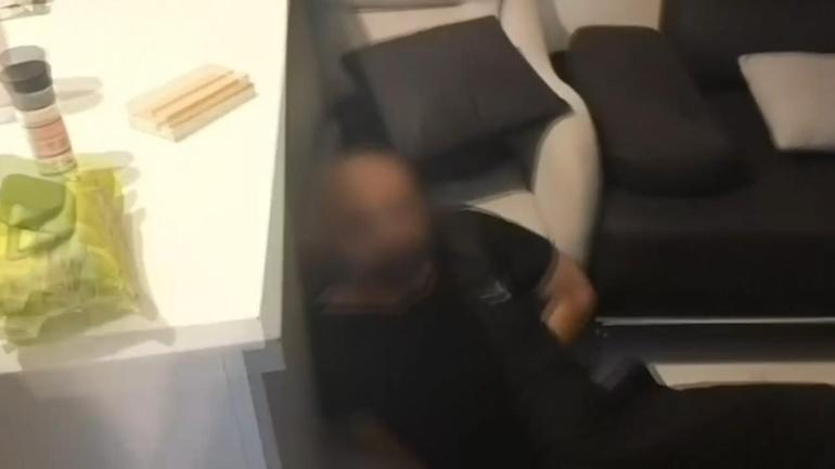 Interpol tarafından Kırmızı Bültenle aranan altın kaçakçısı İstanbulda yakalandı