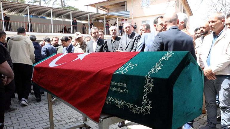 Kahramanmaraş’ta okuldaki saldırıda yaşamını yitiren öğrenciler toprağa verildi