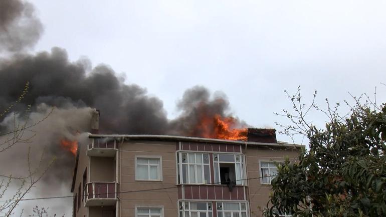 Ümraniyede 3 katlı binanın çatısında çıkan yangın söndürüldü