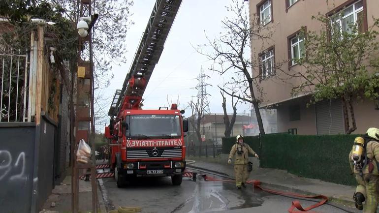 Ümraniyede 3 katlı binanın çatısında çıkan yangın söndürüldü