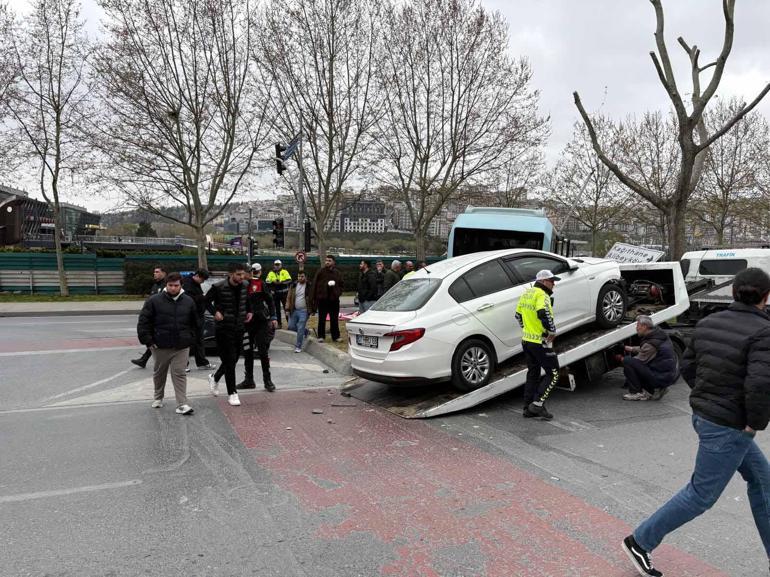 Beyoğlunda dolmuş bariyerlere çarptı; yaralılar var