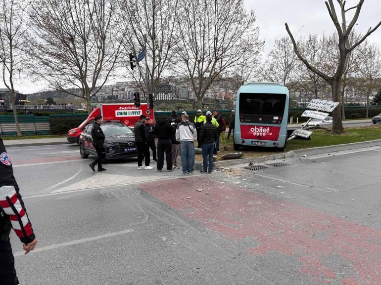 Beyoğlunda dolmuş bariyerlere çarptı; yaralılar var