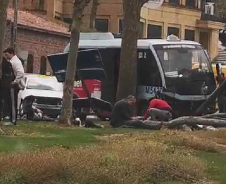 Beyoğlunda dolmuş bariyerlere çarptı; yaralılar var